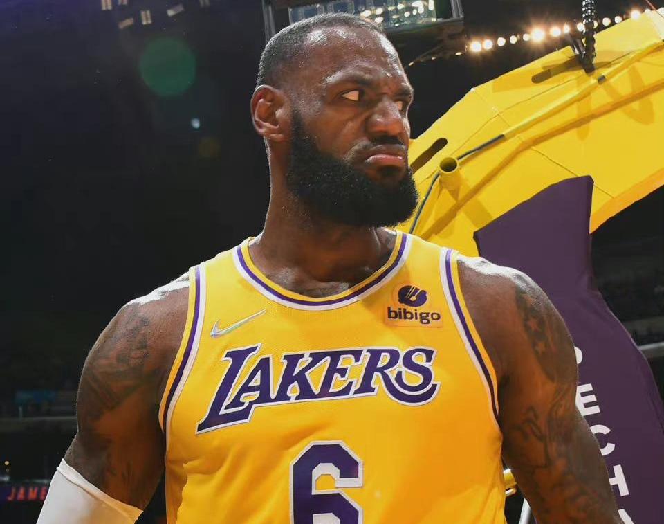 詹姆斯扣篮图片大全_詹姆斯扣篮图片