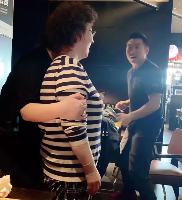 李菁菁小25岁老公_李菁菁与小21岁老公出游