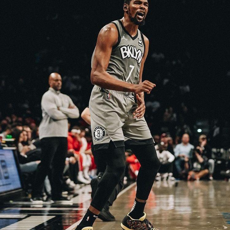 凯文杜兰特罚球_杜兰特扔球被罚