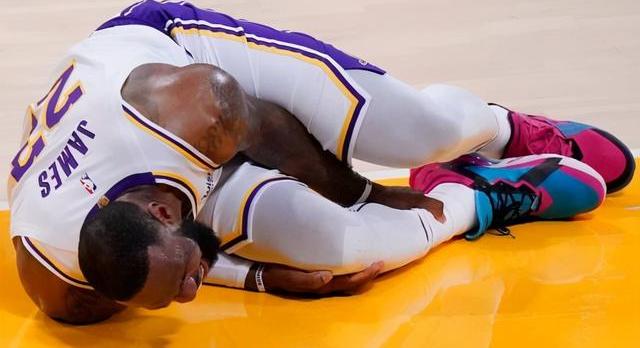 科比受伤图片真实_科比受伤图片