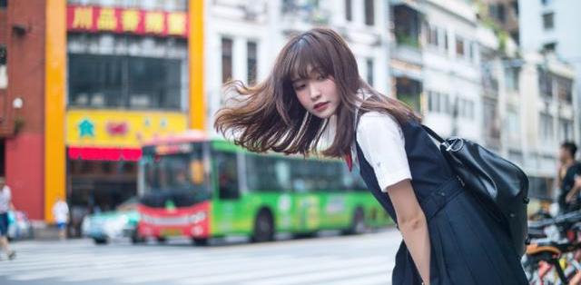 jk在斑马线上拍照_JK少女躺斑马线拍照