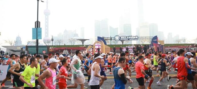 11月上海马拉松比赛_上海马拉松赛鸣枪起跑