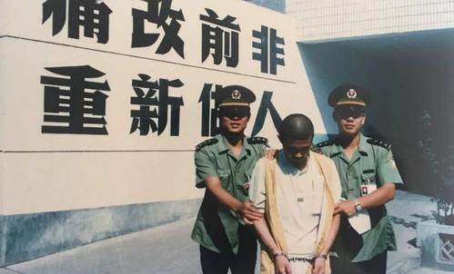 在死刑犯被枪毙的最后一刻，执法人员为了顺利执刑会安慰犯人吗？ 死刑犯被击毙后的样子