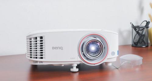 几百块投影仪对眼睛的影响？（家庭千万别买投影仪）