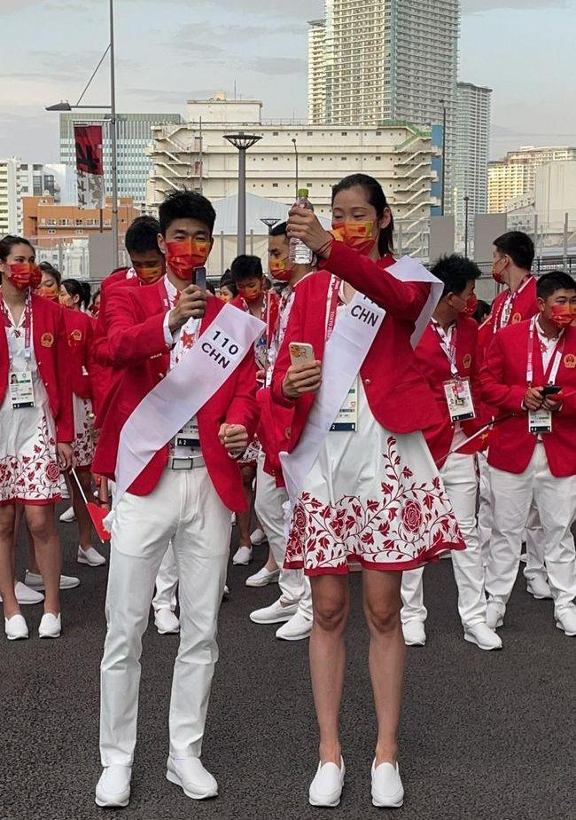 朱婷赵帅身穿入场服模拟举旗y_朱婷赵帅身穿入场服模拟举旗