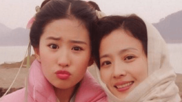 刘亦菲母亲是_刘亦菲和她妈妈