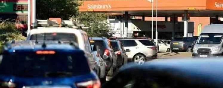 c罗的豪车排队7小时也没加到油_C罗豪车排队7小时也没加到油